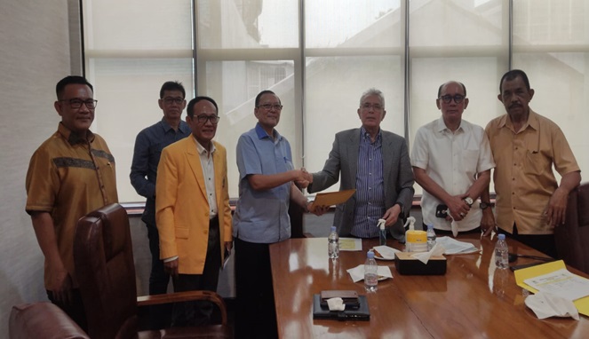 Koordinator Kelompok Pemerkasa Penggerak Kebangkitan Partai Golkar Lawrence Siburian mengadukan Airlangga ke Dewan Etik