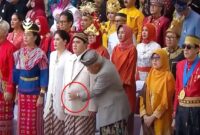 Ngakak, Aksi Menteri PUPR Usilin Baju Erick Thohir