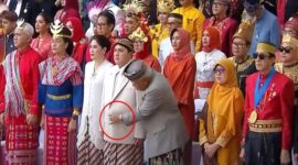 Ngakak, Aksi Menteri PUPR Usilin Baju Erick Thohir 
