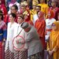 Ngakak, Aksi Menteri PUPR Usilin Baju Erick Thohir 