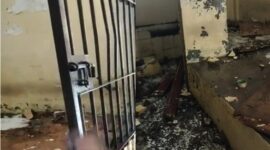 Foto Kolase : Ruang Tahanan Polsek Gantarang Bulukumba yang Dibakar oleh Salah Satu Tersangka Pemerkosaan.