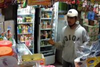 Tangkapan layar CCTV tampang perampok di toko kelontong Kios Bugis di Jalan Singa, Makassar.