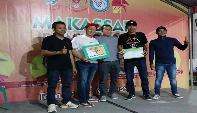 Ketua Umum Jejaring Warung Kopi Indonesia (JIWAI), Usman Dg Beta (Baju putih)