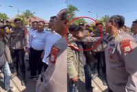 Viral, Karo Ops Polda Sulsel “Senggol” Wajah Pendemo Pakai Tangan