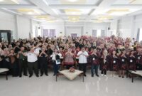 Bunda PAUD Kota Makassar Indira Yusuf Ismail bersama Kadisdik  Makassar menunjukan simbol metode pembelajaran Gassing untuk guru dan siswa (Foto Istimewa)