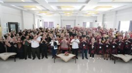 Bunda PAUD Kota Makassar Indira Yusuf Ismail bersama Kadisdik  Makassar menunjukan simbol metode pembelajaran Gassing untuk guru dan siswa (Foto Istimewa)