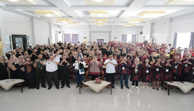 Bunda PAUD Kota Makassar Indira Yusuf Ismail bersama Kadisdik Makassar menunjukan simbol metode pembelajaran Gassing untuk guru dan siswa (Foto Istimewa)