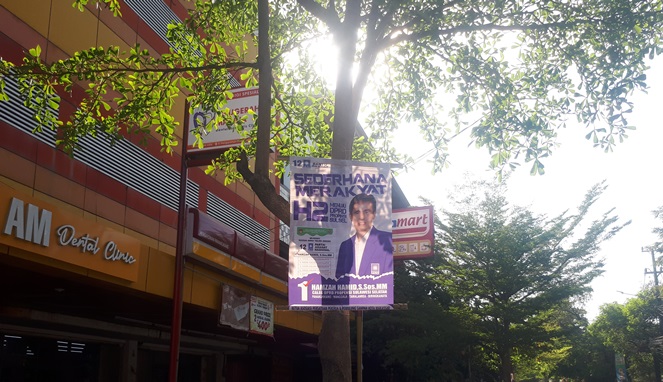 Baliho Hamza Hamid di Pohon