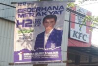 Baliho Caleg Incumbent Hamzah Hamid Bergelantungan di Pohon