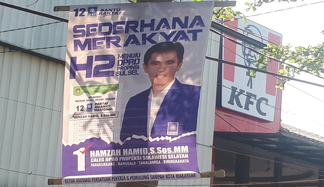 Baliho Caleg Incumbent Hamzah Hamid Bergelantungan di Pohon