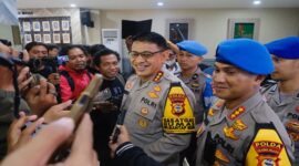 Kabid Humas Polda Sulsel bersama Kabid Propam Polda Sulsel saat menggelar Konferensi Pers di Mapolda Sulsel
