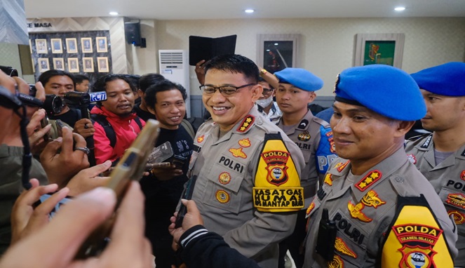 Kabid Humas Polda Sulsel bersama Kabid Propam Polda Sulsel saat menggelar Konferensi Pers di Mapolda Sulsel
