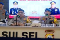 Kabid Humas Polda Sulsel bersama Kabid Propam Polda Sulsel saat menggelar Konferensi Pers di Mapolda Sulsel