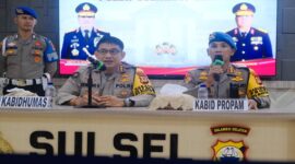 Kabid Humas Polda Sulsel bersama Kabid Propam Polda Sulsel saat menggelar Konferensi Pers di Mapolda Sulsel