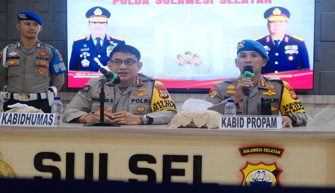 Kabid Humas Polda Sulsel bersama Kabid Propam Polda Sulsel saat menggelar Konferensi Pers di Mapolda Sulsel