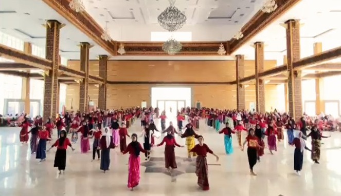 Suasana latihan tari kolosal Pa'Rimpungang Rimangkasara produksi Disdik Makassar di Istana Negara CPI, Makassar (Foto Istimewa)