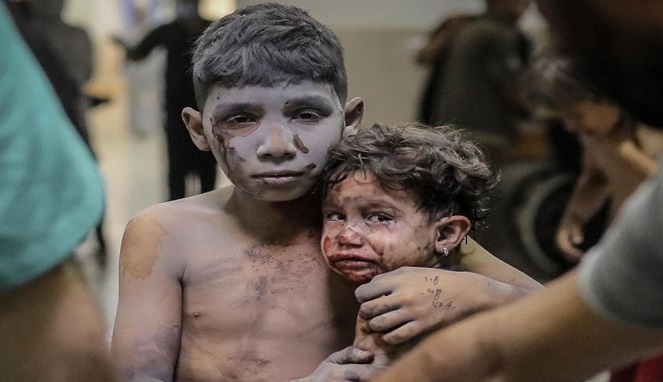 Anak-anak Palestina yang selamat dari pengeboman Israel