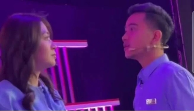 Gibran Dipandu Jawab Pertanyaan Debat, Ada Suara Wanita Bilang “Udah”