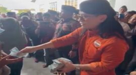 Kampanyekan Prabowo, Penceramah Gus Miftah Bagi-bagi Uang