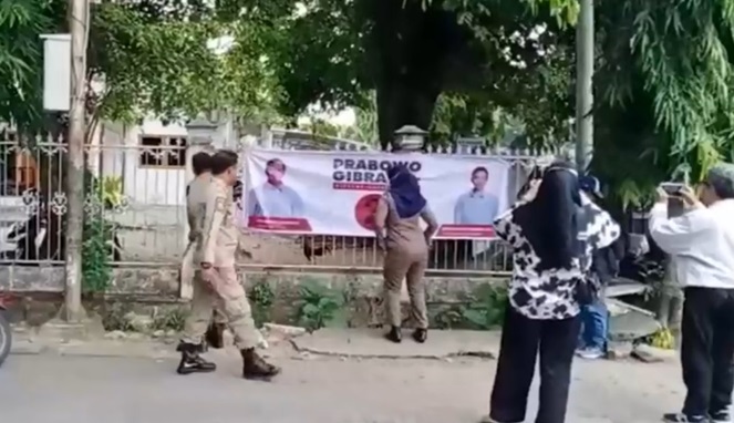 Melanggar, Baliho Capres Prabowo-Gibran Dicopot di Pinrang