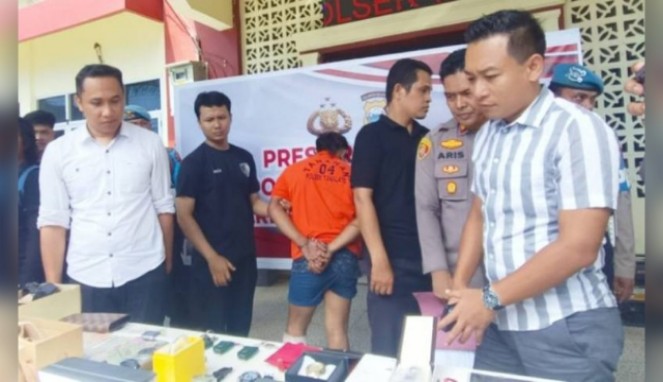 Pelaku yang baju oranye saat Press release