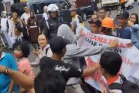 Jokowi Dihadang Spanduk Pilih Ganjar