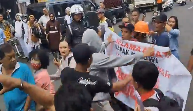 Jokowi Dihadang Spanduk Pilih Ganjar