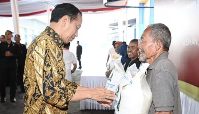 Jokowi Rajin Bagi-bagi Bansos hingga Naikkan Gaji PNS-PPPK, Netizen : Modus!