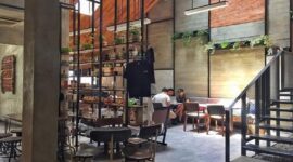 Salah satu kafe ternama di Makassar tempat dimana KJ bandar narkoba ditangkap dan dilepas