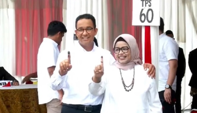 Acungkan Jari Satu, Anies Mencoblos di TPS 060