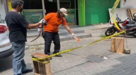 Petugas Inafis Polrestabes Semarang melakukan olah TKP di lokasi peristiwa pembacokan di Jalan Kartini II Kota Semarang