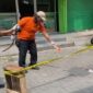 Petugas Inafis Polrestabes Semarang melakukan olah TKP di lokasi peristiwa pembacokan di Jalan Kartini II Kota Semarang