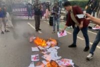 Kecewa dengan Pemerintahan, Puluhan Mahasiswa Bakar Foto Jokowi