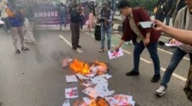Kecewa dengan Pemerintahan, Puluhan Mahasiswa Bakar Foto Jokowi