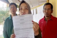 Klarifikasi KPPS Kenteng, Nining Setyaningsih, terkait ketidaksesuaian hasil penghitungan dengan jumlah suara di Kabupaten Grobogan (Foto RMOL Jateng)