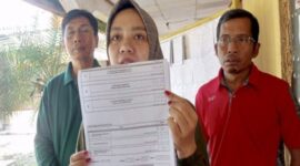 Klarifikasi KPPS Kenteng, Nining Setyaningsih, terkait ketidaksesuaian hasil penghitungan dengan jumlah suara di Kabupaten Grobogan (Foto RMOL Jateng)