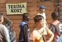 Sejumlah pengemudi ojek online (ojol) menggeruduk rumah indekos di kawasan Taman Sari, Jakarta Barat,  (tangkap layar)