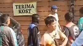 Sejumlah pengemudi ojek online (ojol) menggeruduk rumah indekos di kawasan Taman Sari, Jakarta Barat,  (tangkap layar)