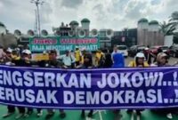 Aksi demonstrasi lengserkan dan makzulkan Jokowi menggema di depan Gedung DPR/MPR RI, Jakarta Pusat