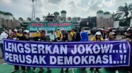 Aksi demonstrasi lengserkan dan makzulkan Jokowi menggema di depan Gedung DPR/MPR RI, Jakarta Pusat