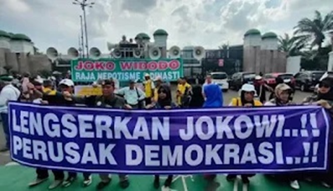 Aksi demonstrasi lengserkan dan makzulkan Jokowi menggema di depan Gedung DPR/MPR RI, Jakarta Pusat