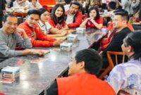 Jokowi bersama Kaesang Pangarep beserta kader PSI