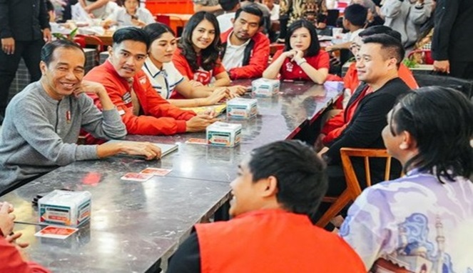 Jokowi bersama Kaesang Pangarep beserta kader PSI