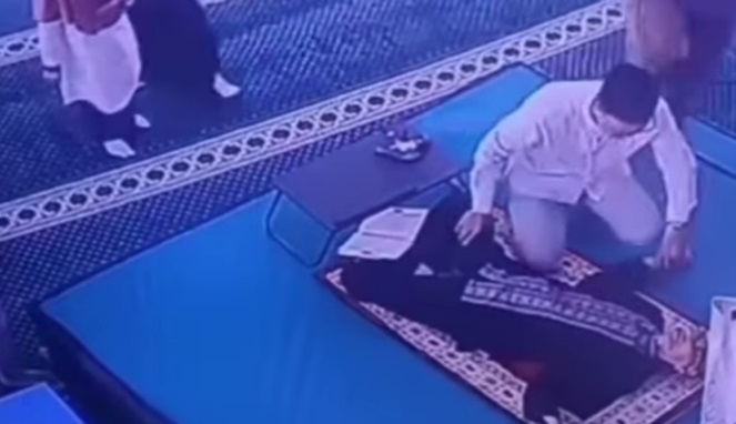 Tangkapan Layar Video Peserta Tadarus di Masjid UNM Makassar Meninggal Dunia Usai Baca Alquran