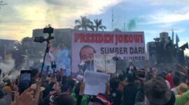 Sapnduk Gambar Jokowi Dibakar di Depan Gedung DPR