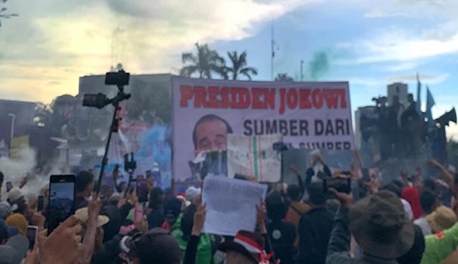 Sapnduk Gambar Jokowi Dibakar di Depan Gedung DPR
