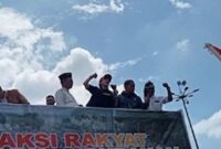 Politikus PDIP dan aktivis 98 Noviana Kurniati berorasi di depan gedung DPR Jakarta, Jumat (1/3/2024)