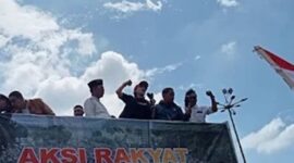 Politikus PDIP dan aktivis 98 Noviana Kurniati berorasi di depan gedung DPR Jakarta, Jumat (1/3/2024)