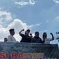 Politikus PDIP dan aktivis 98 Noviana Kurniati berorasi di depan gedung DPR Jakarta, Jumat (1/3/2024)