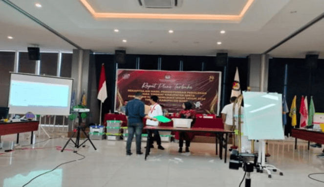 PPK Palakka melakukan perhitungan surat suara ulang.